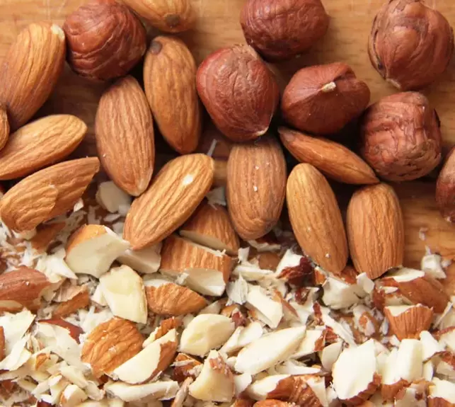 mga almendras ug hazelnuts alang sa kusog